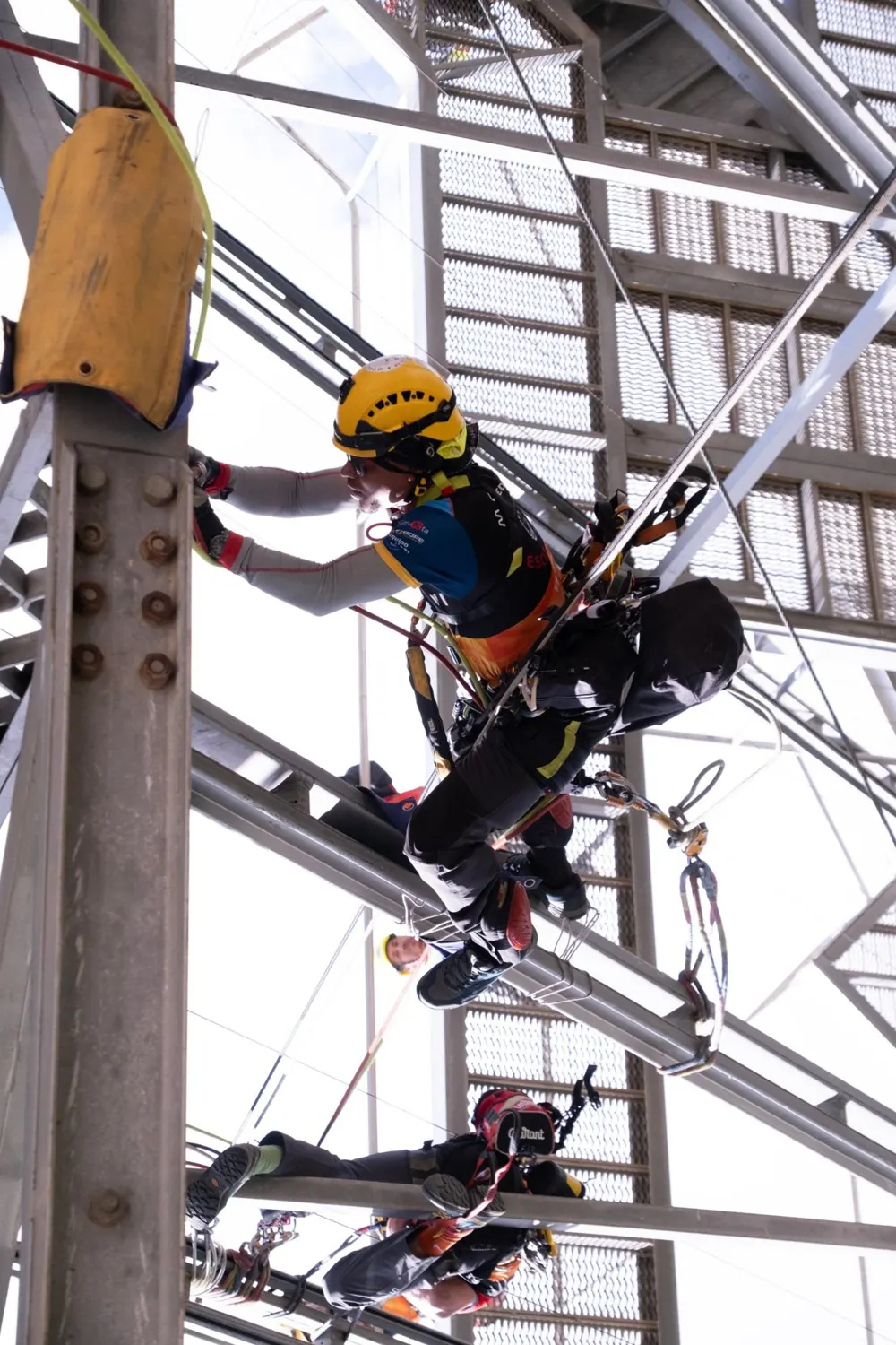 Técnico de acceso por cuerda trabajando en una estructura metálica